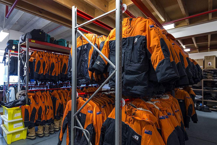 服裝倉(cāng)庫(kù)如何除濕？倉(cāng)庫(kù)除濕機(jī)輕松應(yīng)對(duì)潮濕問題